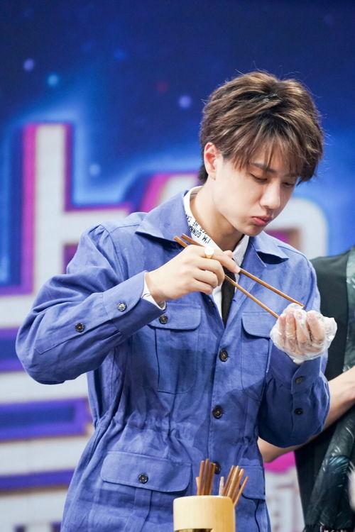 王一博吃瓜被调侃的视频,瓜王降临！