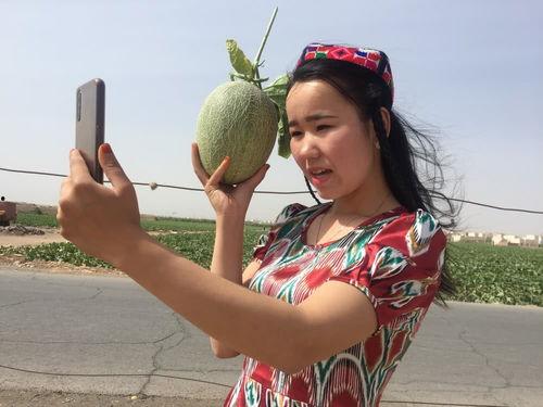 新疆主播吃瓜视频,揭秘网络红人的幕后生活