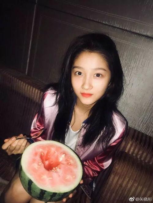 美女吃石头瓜图片视频,美女挑战吃石头瓜，视觉盛宴背后的故事