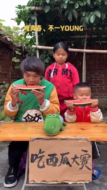 瓜哥吃瓜搞笑视频,笑料横生，搞笑视频带你领略欢乐时光