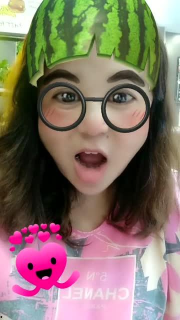 小宝吃瓜笑哈哈视频播放,视频播放引网友热议